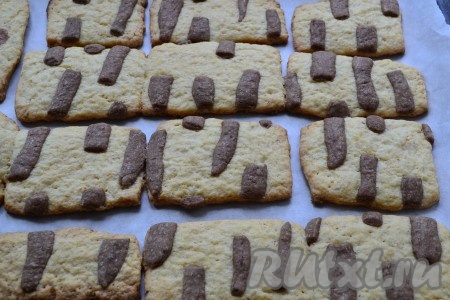 Выпекать печенье в разогретой духовке при температуре 170 градусов около 15-20 минут (до легкой румяности).
