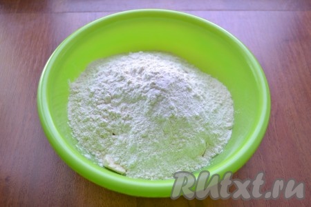 Всыпать муку с разрыхлителем.
