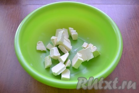 В миску нарезать кубиками сливочное масло.
