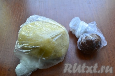 И большую, и меньшую части теста поместить в целлофановые пакеты и отправить в холодильник на 1-1,5 часа.