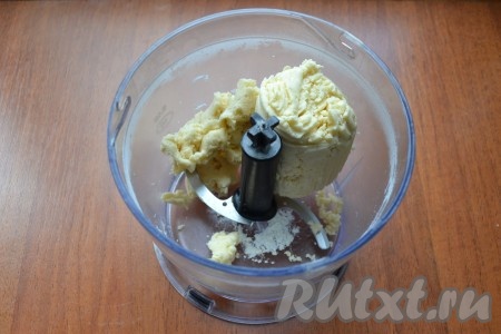 Далее влить ледяную воду и снова включить блендер, чтобы замесить тесто.