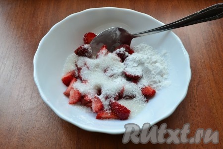 Клубнику вымыть, удалить листочки, обсушить, нарезать на 4 части, переложить в тарелку, всыпать сахар и крахмал, аккуратно перемешать.