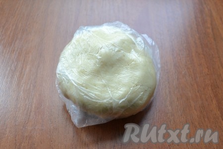 Тесто получится плотным, но нежным и мягким. Тесто и вручную замешивается и быстро, и просто, для этого в миске нужно соединить кусочки холодного сливочного масла, сахар, муку и соль, перетереть руками до получения мелкой, однородной крошки, затем влить ледяную воду и быстро перемешать, собирая тесто в в плотный, но нежный ком. Если тесто будет сильно липнуть к рукам, добавьте немного муки, если же тесто собираться в ком не будет, тогда постепенно влейте 1-2 столовых ложки холодной воды, тщательно вмешивая. Как только песочное тесто соберётся в ком, больше вымешивать его не нужно. Песочное тесто поместить в целлофановый пакет и отправить в холодильник на 1 час.