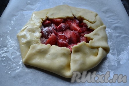 Края лепёшки завернуть к середине, чтобы серединка осталась открытой.