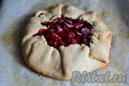 Выпекать галету с свежей клубникой в разогретой до 180 градусов духовке 20-25 минут (до лёгкого зарумянивания теста).