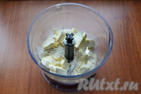 Прежде всего замесим песочное тесто для галеты, я расскажу и о том, как его замесить с помощью блендера, и о том, как замесить его вручную. Если замешивать тесто с помощью блендера, тогда нужно в чашу блендера поместить холодное сливочное масло (из холодильника), нарезанное на кубики, всыпать сахар и муку.