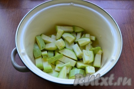 Кабачки у меня были молодые, то есть с тонкой кожицей и мелкими семечками, поэтому я их просто вымыла и отрезала кончики с двух сторон. Если у кабачков толстая кожура и крупные семечки, тогда кожуру нужно будет срезать, семечки - удалить. Кабачки нарезать на небольшие кусочки любой формы, выложить в кастрюлю.