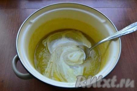 Сюда же влить сливки, тщательно перемешать суп-пюре. Попробовать на вкус, если нужно, досолить. Поместить кастрюлю на средний огонь и, при постоянном помешивании, довести суп до кипения, кипятить не нужно.&nbsp;