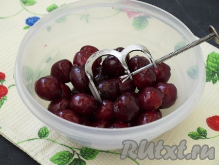 Черешню промыть и специальным приспособлением удалить косточки.
