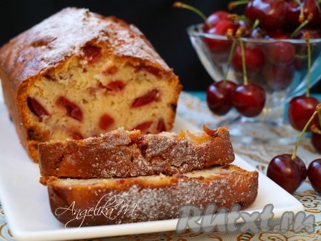 Ароматный, нежный, воздушный кекс с черешней остудить и присыпать сахарной пудрой. Затем нарезать кусочками и звать к столу своих родных.

