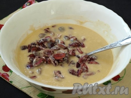 Разрезать каждую ягоду на 4 части, присыпать мукой и добавить в тесто, перемешать. Консистенция теста получится, как сметана средней густоты.
