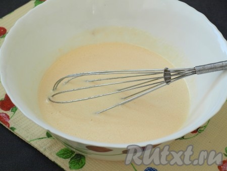 В смесь яиц и сахара налить молоко комнатной температуры, также добавить растопленное и остывшее сливочное масло. Ещё раз массу перемешать.
