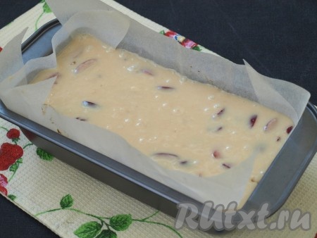 Вылить тесто в кексовую форму. Если форма не силиконовая, то её лучше проложить пергаментом. Духовку разогреть до 180 градусов и выпекать кекс 1 час 10 минут - 1 час 15 минут, в зависимости от особенностей вашей духовки.
