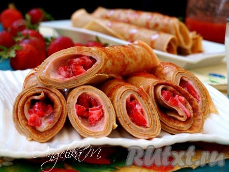 Блинчики с клубникой и сметаной можно сразу же подавать к столу, поливая клубничным джемом.