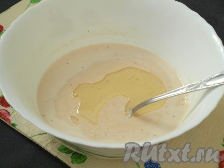 Затем влить подсолнечное масло, размешать и оставить тесто минут на 15 для набухания клейковины.
