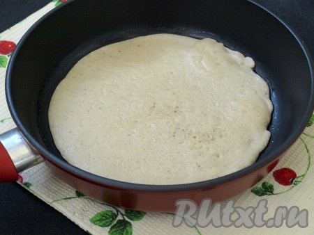 Тесто получится льющееся, но не очень редкое. Впрочем, если вы любите блины потоньше, то в тесто можно добавить немного воды и размешать. Хорошо разогреть сковороду, немного смазать маслом перед жаркой первого блинчика и половником налить тесто в центр, держа сковороду под наклоном, чтобы тесто распределилось равномерно.