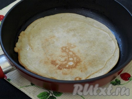 Жарить каждый блин на среднем огне. Как только низ подрумянится, блинчик перевернуть и обжарить с другой стороны.
