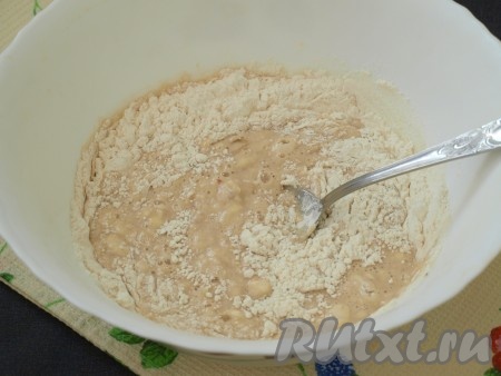 Массу хорошо взбить, добавив соль и соду. Затем добавить муку и снова размешать.
