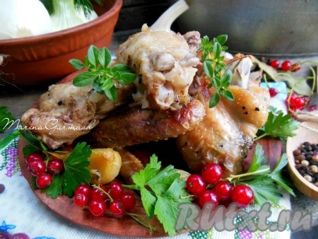 Лук придаст мясу сочность, чеснок сделает курочку более ароматной. Старайтесь такое блюдо не забивать специями, оно и так довольно прекрасно на вкус.
