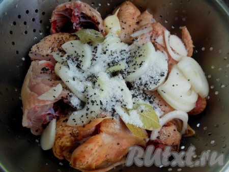 Добавьте к кусочкам курицы соль и черный молотый перец по вкусу, лук, чеснок, лавровые листья и душистый перец, тщательно перемешайте.
