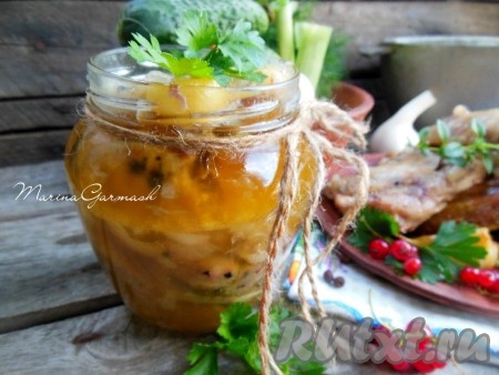 Теперь можно разложить кусочки курицы в баночки, залить образовавшимся соком и, когда остынет, убрать в холодильник. 
