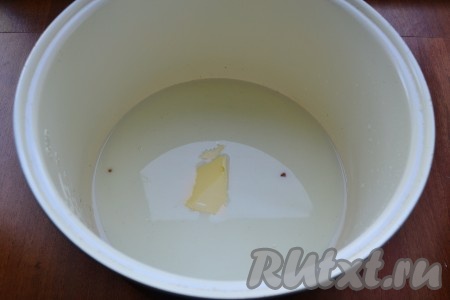 Влить молоко, добавить соль и сливочное масло.
