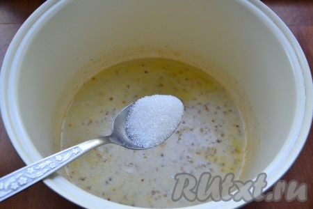 Выставить режим "Молочная каша" на 30 минут, крышку закрыть. В конце варки добавить в кашу сахар по вкусу, перемешать.
