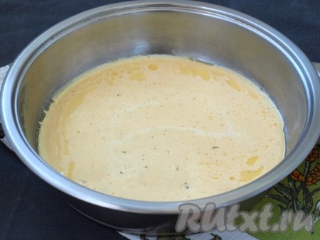 Вылить омлетную смесь в сковороду.
