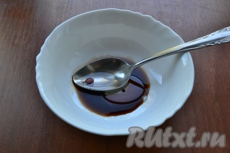 Смешать бальзамический уксус с соевым соусом, добавить растительное масло.