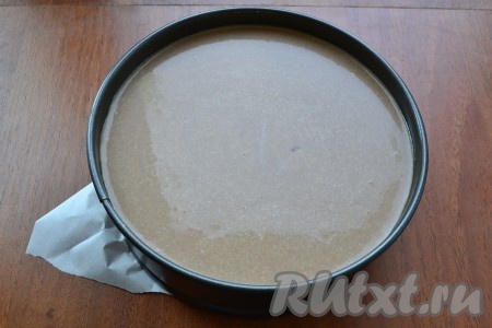 Растопленный желатин немного остудить и струйкой влить его в крем, все время перемешивая. Залить кремом основу в форме и поместить в холодильник на 7-10 часов.