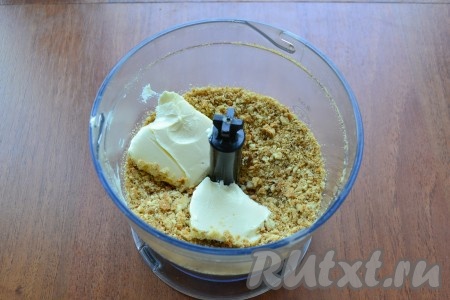 Измельчить все на высокой скорости блендера в крошку, добавить размягченное сливочное масло.