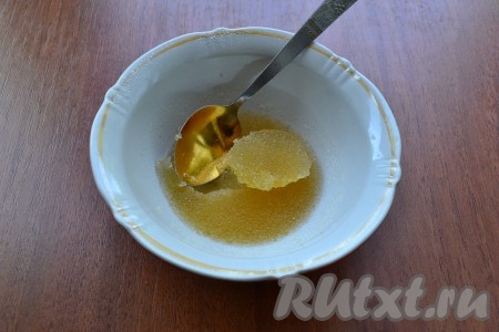 Желатин залить 2-3 столовыми ложками холодной воды, дать набухнуть, а затем нагреть на среднем огне, помешивая, до растворения (не кипятить).
