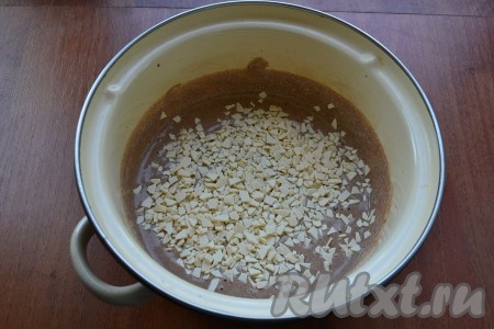 Тщательно все перемешать до однородности, затем всыпать осколки белого шоколада (шоколад можно порубить ножом), перемешать.