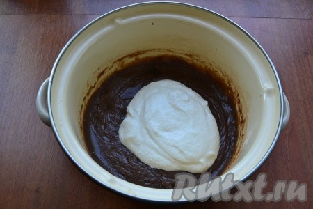 Добавить в остывший крем пастообразный творог.
