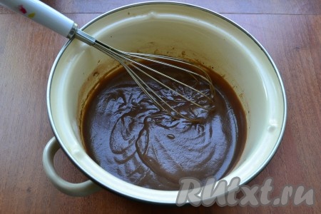 Довести крем до кипения, постоянно помешивая. Варить крем минуты 2-3 (до загустения). Крем получится, как густой кисель.
