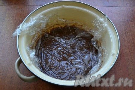 Накрыть крем пленкой впритык, чтобы не образовалась корочка. Крем полностью остудить.
