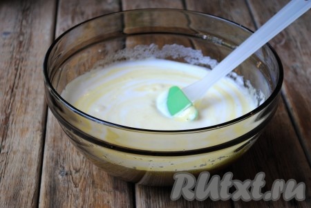 Аккуратно перемешать белки с желтками.&nbsp;
