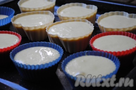 Силиконовые формочки заполнить почти доверху бисквитным тестом. Силиконовые формочки ничем смазывать не надо. 