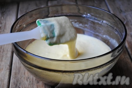 Тесто для бисквитных кексов по консистенции должно напоминать густую сметану.&nbsp;
