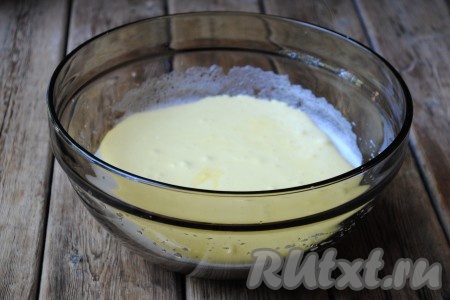 Белки взбить в крепкую пену, постепенно добавляя&nbsp;75 грамм сахара. В желтки всыпать оставшиеся 75 грамм сахара и взбить до побеления желтковой массы. Белки и желтки соединить.