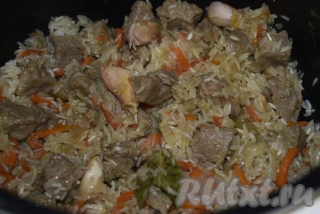 Всыпать в чашу мультиварки рис и хорошо перемешать с мясом и овощами. Посолить, поперчить, добавить зиру и другие специи для плова на Ваше усмотрение. Попробовать на вкус - должно быть немного пересолено, но рис возьмет соль в себя и плов получится солёным в меру. Сверху добавить зубчики чеснока (можно добавить неочищенные зубчики чеснока), лавровый лист и горошинки черного перца.