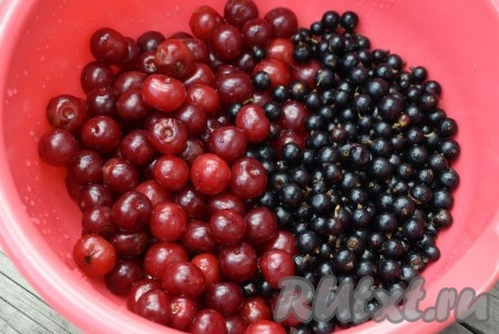Моем вишню и смородину в холодной воде.
