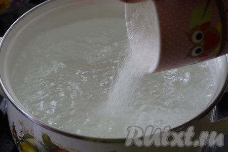 Когда вода начнет закипать, всыпаем в нее сахар.
