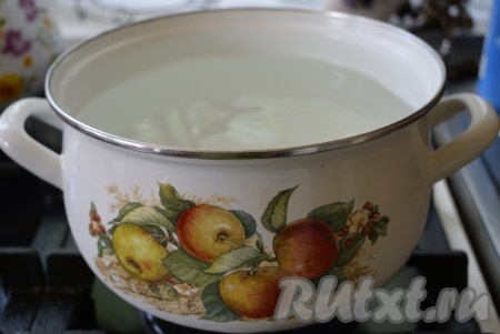 Наливаем воду в кастрюлю и ставим кипятиться.
