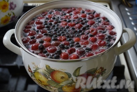 Подолжая варить компот на среднем огне, ждем, когда ягоды всплывут наверх кастрюли.
