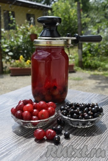 Как только это произойдет, разливаем половником компот&nbsp;из вишни и смородины по банкам (я использовала 3 литровые банки) и сразу же закатываем банки прокипяченными крышками.
