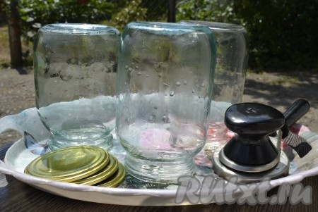 Стерилизуем банки или тщательно моем с содой в горячей воде.
