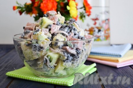 Вкусный, сытный салат с фасолью и копченой колбасой разложить по салатникам и подать на стол.