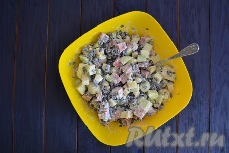 Салат перемешать.
