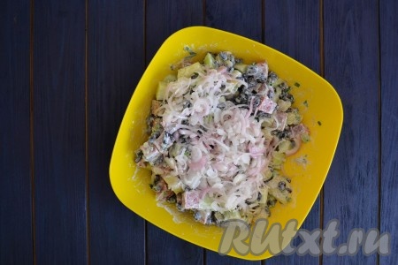 Замаринованный лук добавить в салат и перемешать.